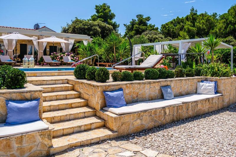 Beachfront House Mir Brač near Supetar with pool and jacuzzi - image 34
