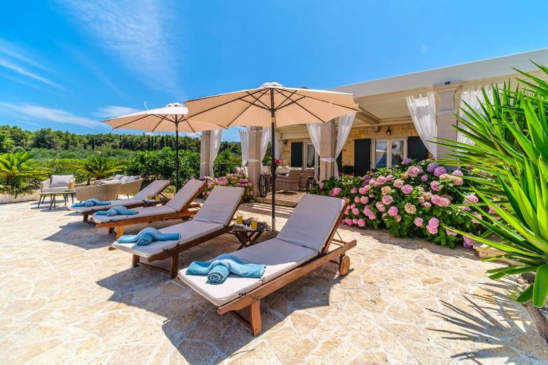 Beachfront House Mir Brač near Supetar with pool and jacuzzi - image 29