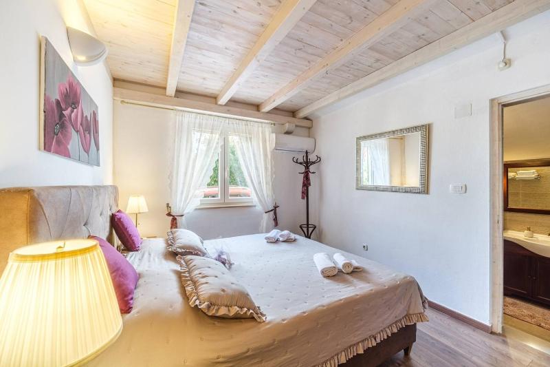 Beachfront House Mir Brač near Supetar with pool and jacuzzi - image 40