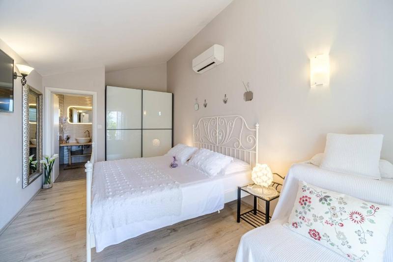 Beachfront House Mir Brač near Supetar with pool and jacuzzi - image 17