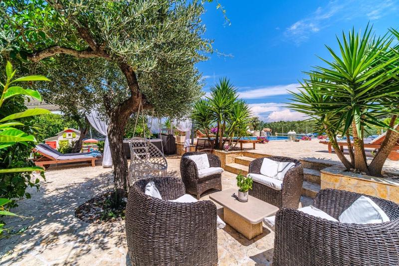 Beachfront House Mir Brač near Supetar with pool and jacuzzi - image 26