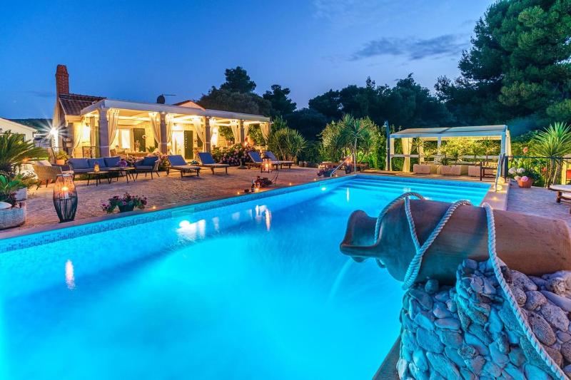 Beachfront House Mir Brač near Supetar with pool and jacuzzi - image 37