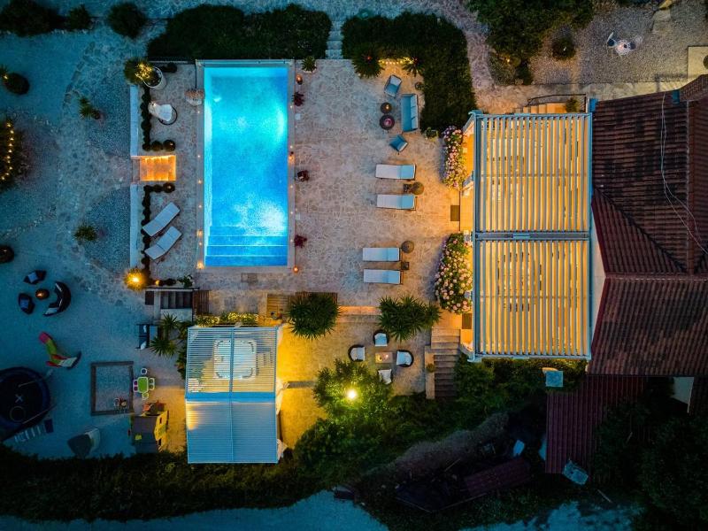 Beachfront House Mir Brač near Supetar with pool and jacuzzi - image 44