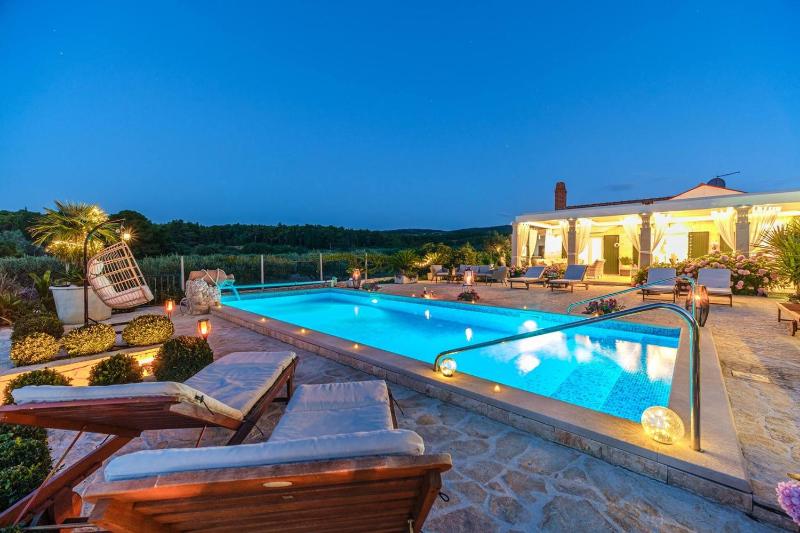 Beachfront House Mir Brač near Supetar with pool and jacuzzi - image 45