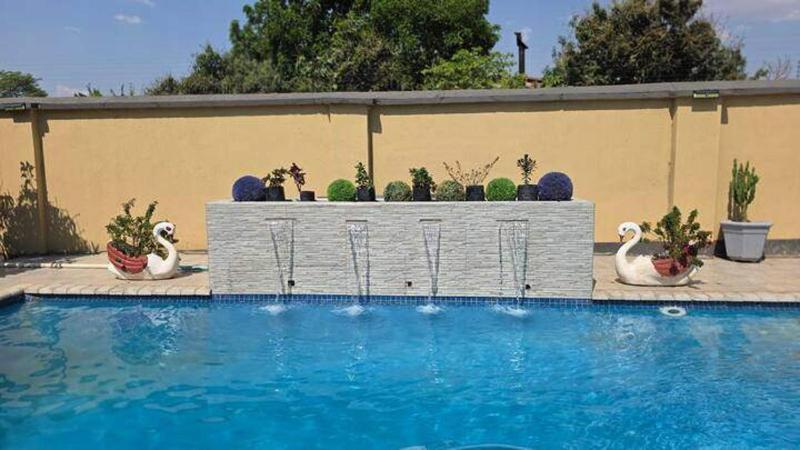 Cottage - Sleeps 4 - Pool - Near Airport - image 12