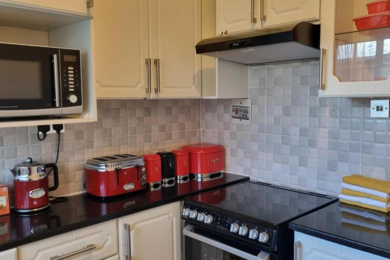 Cottage - Sleeps 4 - Pool - Near Airport - image 16