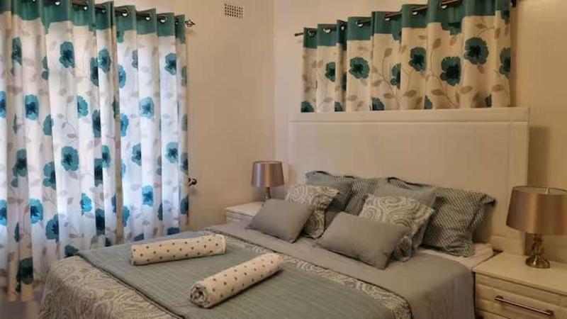 Cottage - Sleeps 4 - Pool - Near Airport - image 8