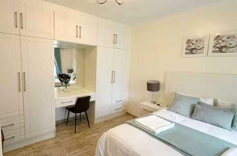 Cottage - Sleeps 4 - Pool - Near Airport - image 10