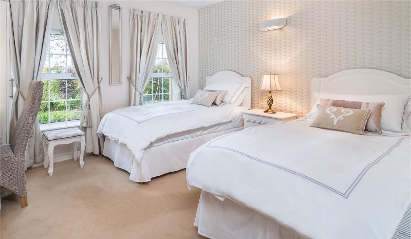 Twin Room image 4