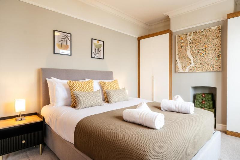 Charming Victorian Townhouse by the Cotswolds - image 14
