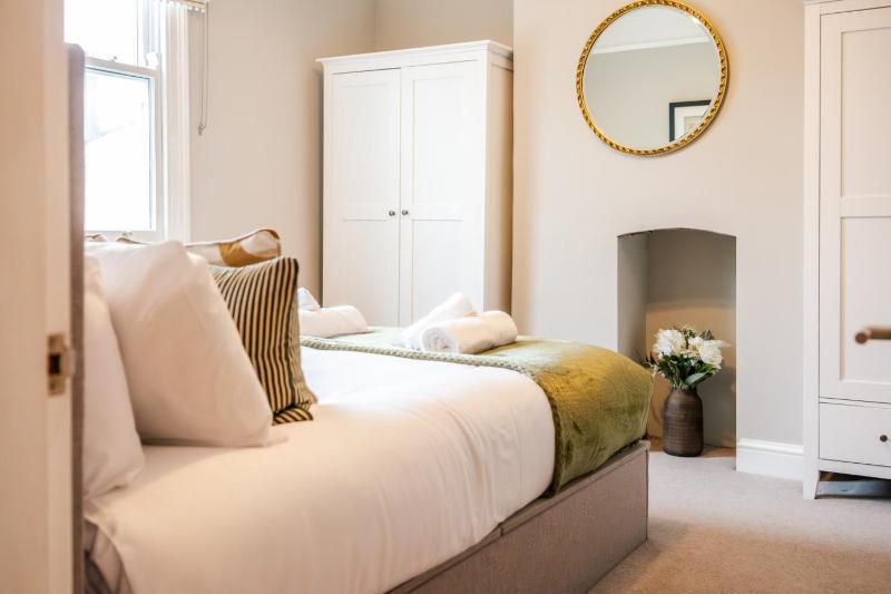 Charming Victorian Townhouse by the Cotswolds - image 24