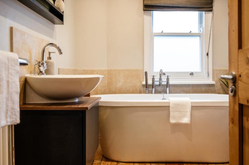 Charming Victorian Townhouse by the Cotswolds - image 29