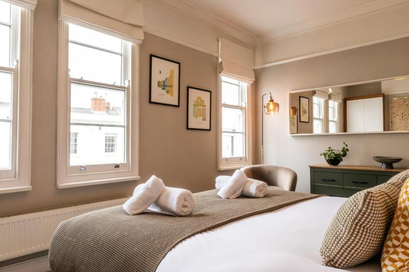 Charming Victorian Townhouse by the Cotswolds - image 34