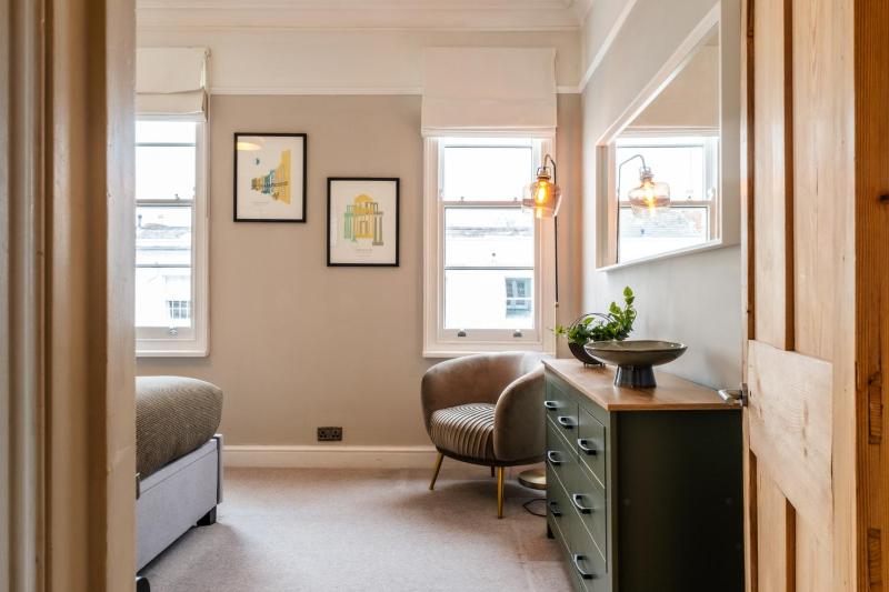 Charming Victorian Townhouse by the Cotswolds - image 22