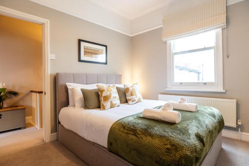 Charming Victorian Townhouse by the Cotswolds - image 18