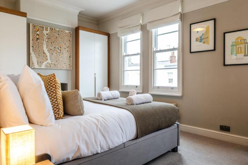 Charming Victorian Townhouse by the Cotswolds - image 16