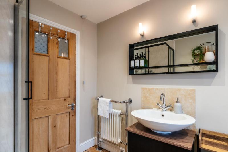 Charming Victorian Townhouse by the Cotswolds - image 17