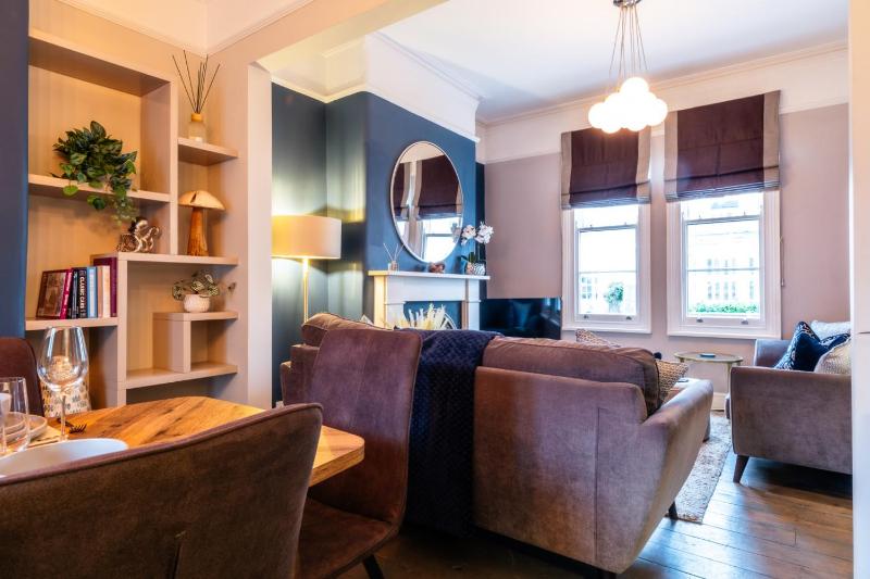 Charming Victorian Townhouse by the Cotswolds - image 15