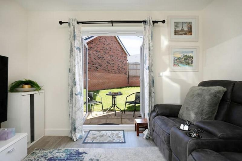 Countryside Comfort near Sharphill Woods - image 32