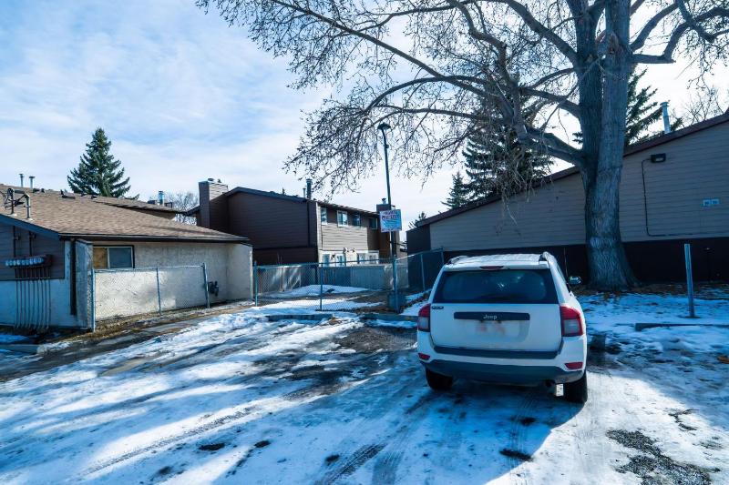 Charming 2-Bedroom House in Central Calgary - image 11