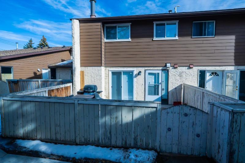 Charming 2-Bedroom House in Central Calgary - image 2