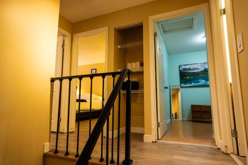 Charming 2-Bedroom House in Central Calgary - image 3