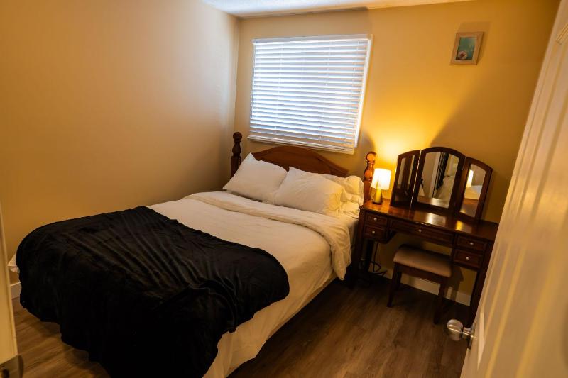 Charming 2-Bedroom House in Central Calgary - image 5