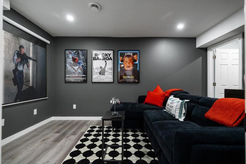 Hollywood Hideaway Sauna Home Theater BBQ - image 20