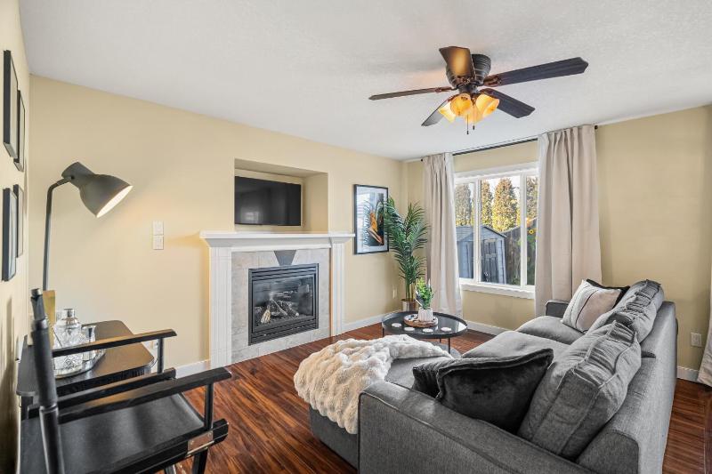Hollywood Hideaway Sauna Home Theater BBQ - image 14