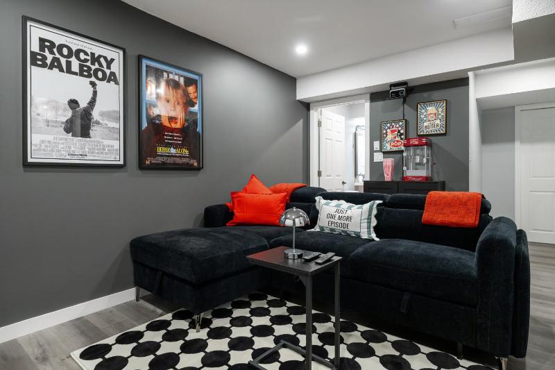 Hollywood Hideaway Sauna Home Theater BBQ - image 32