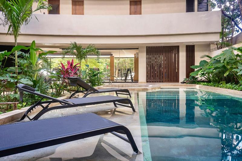 Narai 2BR Rooftop Pool & Jacuzzi - image 11