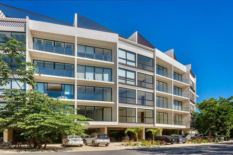 Narai 2BR Rooftop Pool & Jacuzzi - image 8