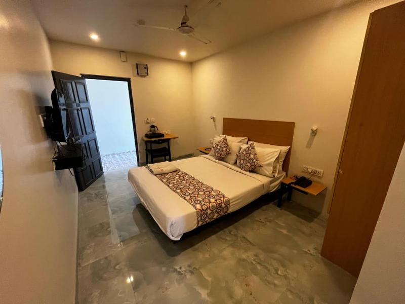 Cinco Hotels-Premium Rooms - image 1