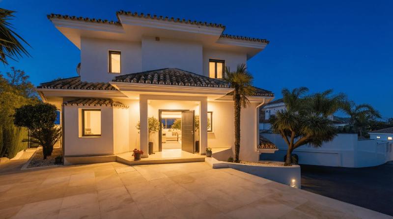 VACATION MARBELLA I Villa Sharma Sea View Villa Prime Location Heated Pool Sauna Cine & Entertainment Room Close to The Beach and Puerto Banus - image 14