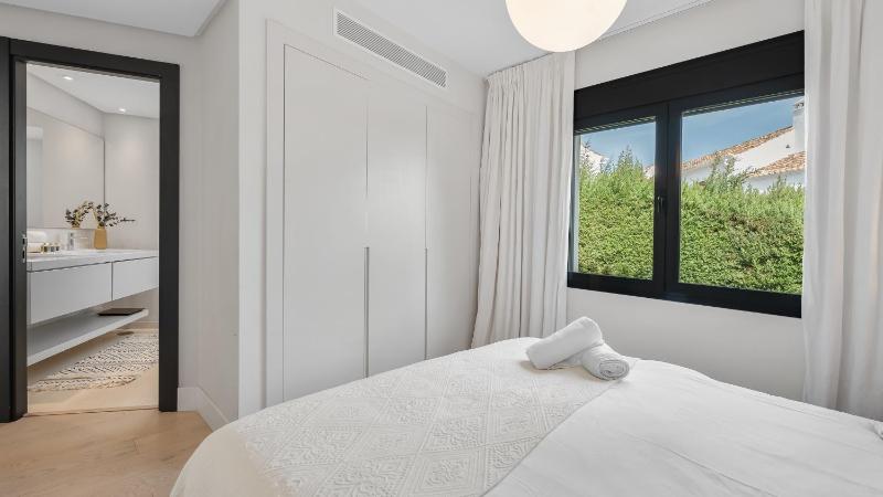 VACATION MARBELLA I Villa Sharma Sea View Villa Prime Location Heated Pool Sauna Cine & Entertainment Room Close to The Beach and Puerto Banus - image 3