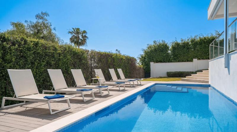 VACATION MARBELLA I Villa Sharma Sea View Villa Prime Location Heated Pool Sauna Cine & Entertainment Room Close to The Beach and Puerto Banus - image 10
