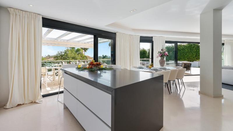 VACATION MARBELLA I Villa Sharma Sea View Villa Prime Location Heated Pool Sauna Cine & Entertainment Room Close to The Beach and Puerto Banus - image 12