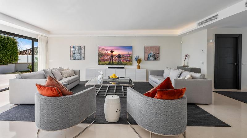 VACATION MARBELLA I Villa Sharma Sea View Villa Prime Location Heated Pool Sauna Cine & Entertainment Room Close to The Beach and Puerto Banus - image 8