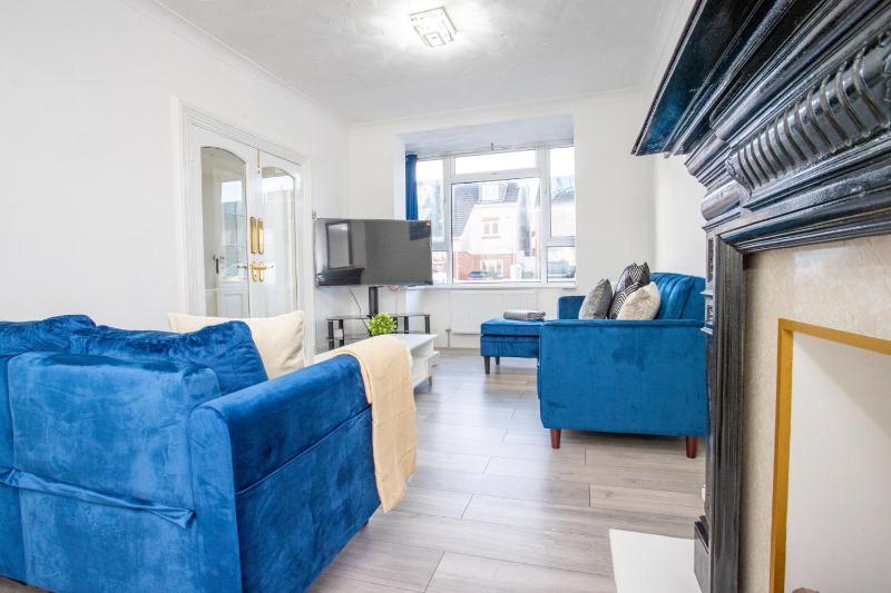 Sunny 3BR Home Near Portsmouth Park - image 10