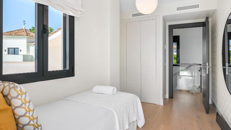 VACATION MARBELLA I Villa Sharma Sea View Villa Prime Location Heated Pool Sauna Cine & Entertainment Room Close to The Beach and Puerto Banus - image 4
