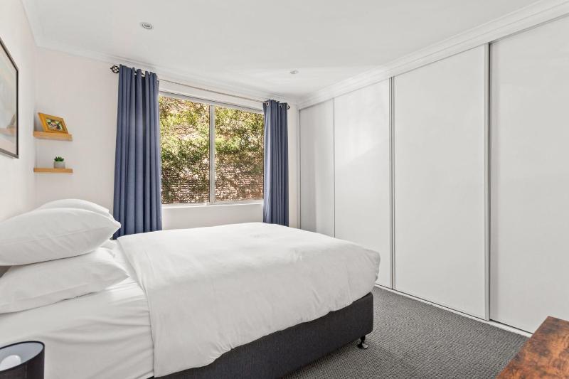 Beautifully Peaceful 2-Bed Apartment - image 10