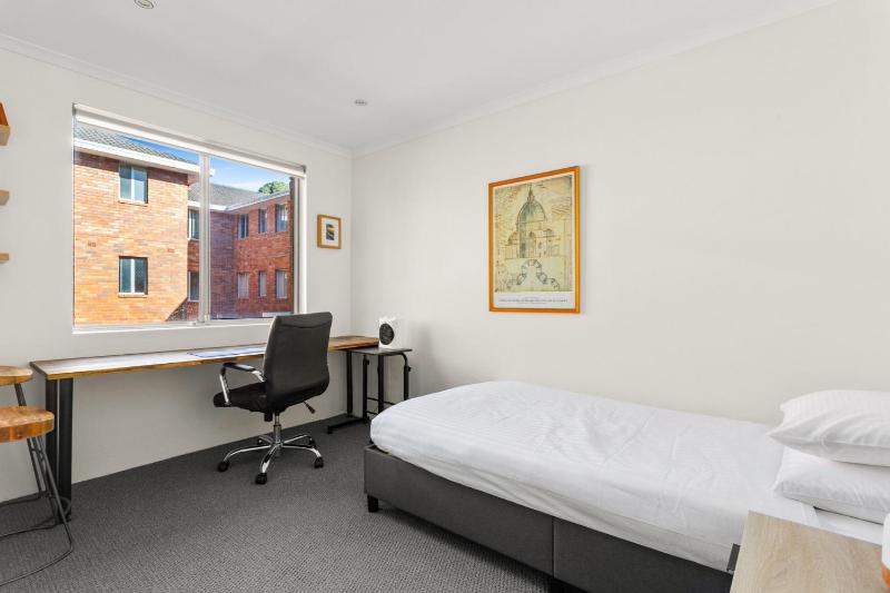 Beautifully Peaceful 2-Bed Apartment - image 4