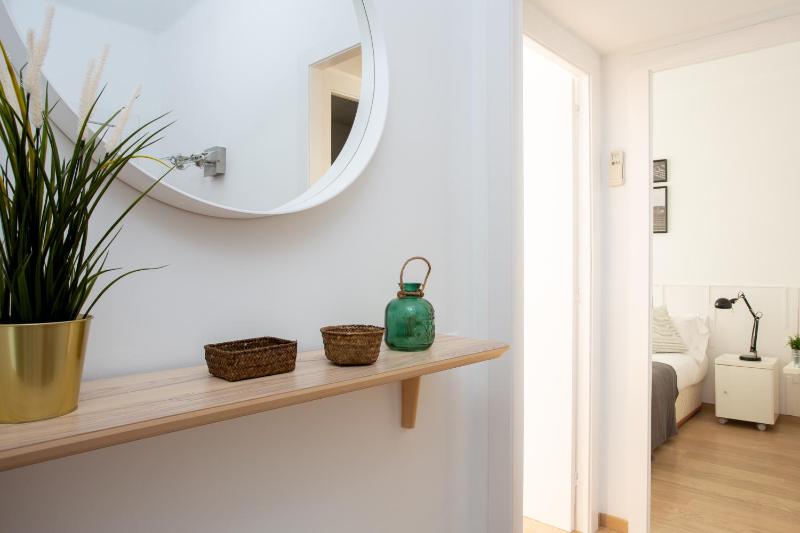 Renovated and Contemporary Apartment Near Paseo de Gracia - image 5