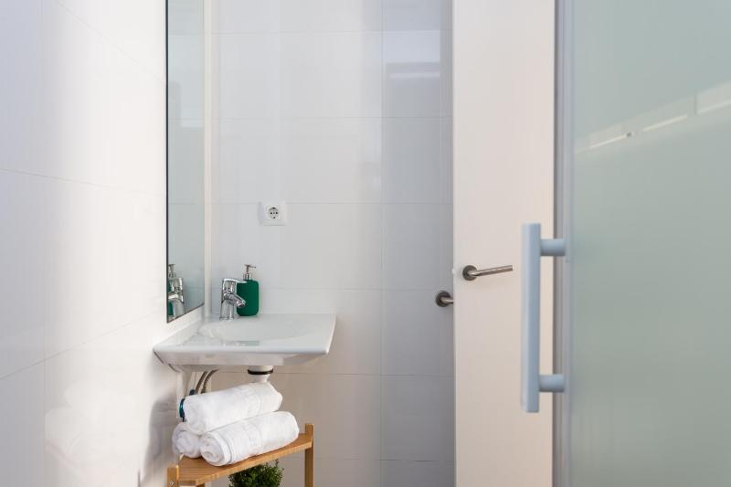 Renovated and Contemporary Apartment Near Paseo de Gracia - image 8