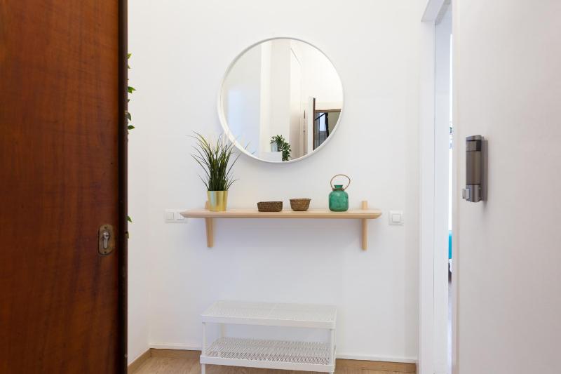 Renovated and Contemporary Apartment Near Paseo de Gracia - image 2