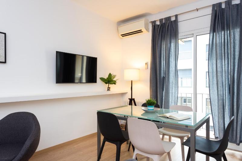 Renovated and Contemporary Apartment Near Paseo de Gracia - image 13