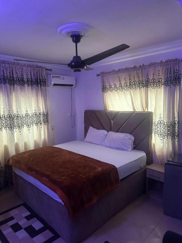 3JD Lavishly Furnished 3-Bed Genius - image 10