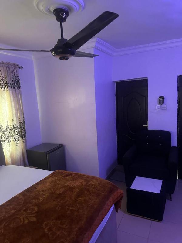 3JD Lavishly Furnished 3-Bed Genius - image 11