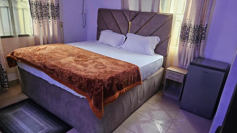 3JD Lavishly Furnished 3-Bed Genius - image 14