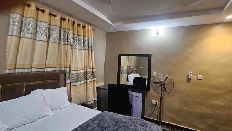 3JD Lavishly Furnished 3-Bed Genius - image 12